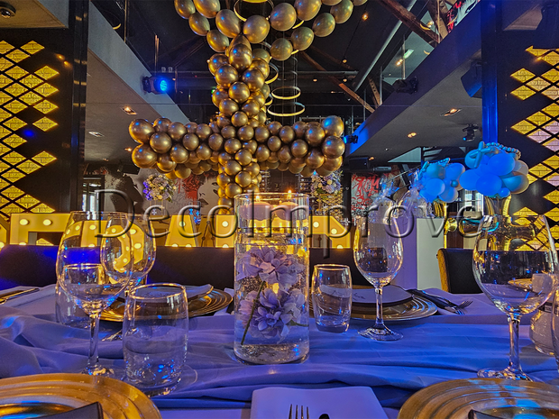 Luxe Tafelsetting Blauw &amp; Goud &ndash; Exclusieve High-End Tafeldecoratie met Lichtontwerp