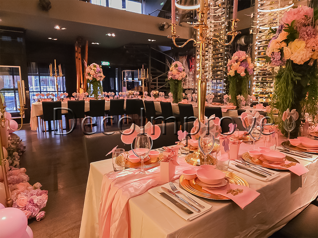 Luxe Babyshower Tafelsetting – Babyland Pink Edition met Goud, Bloemen & Themadecor
