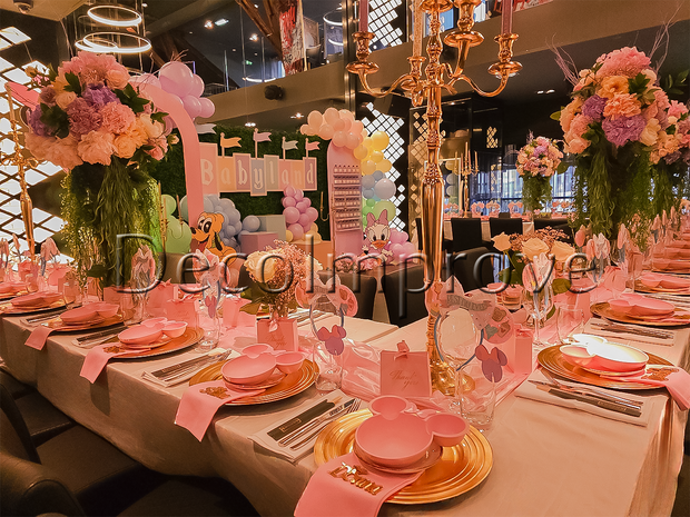 Luxe Babyshower Tafelsetting – Babyland Pink Edition met Goud, Bloemen & Themadecor