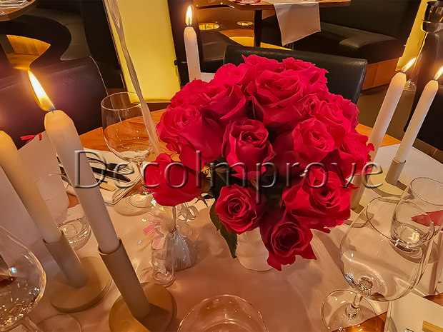 Tafelsetting Medium Cherry Theme – Romantische Brunch Styling met Rode Rozen & Kaarslicht