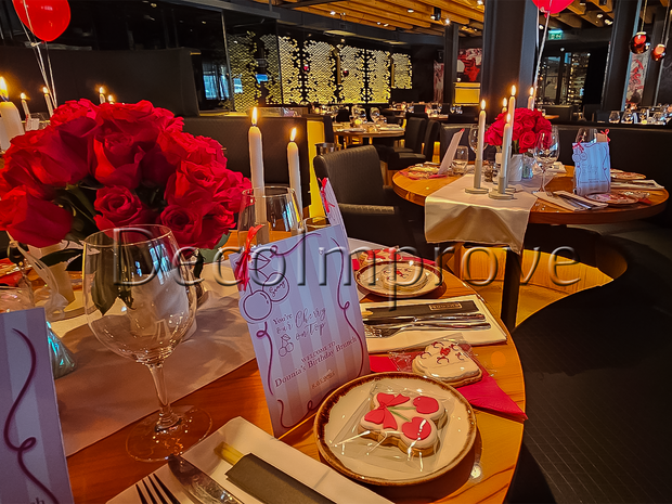 Tafelsetting Medium Cherry Theme – Romantische Brunch Styling met Rode Rozen & Kaarslicht