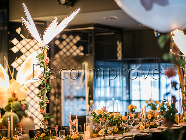 Luxe Tafelsetting Fairytale – Pastel Florals, Vlinders & Warm Licht