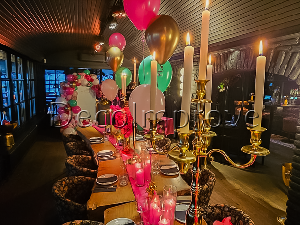 Tafelsetting Medium – Roze & Goud Elegance (met kandelaren & kaarslicht)