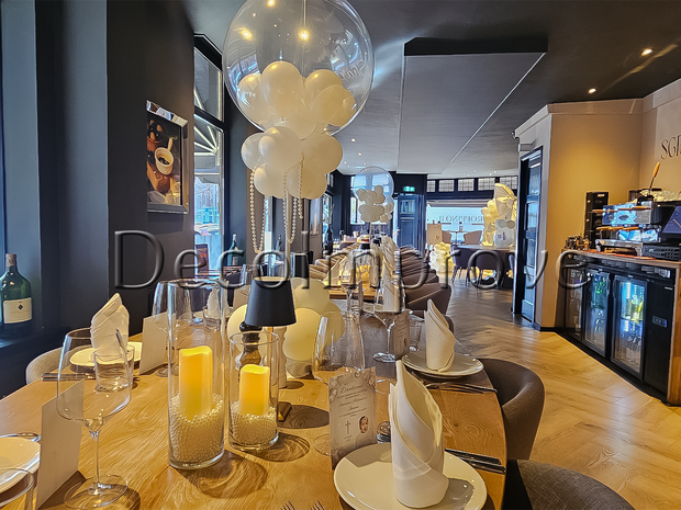 Tafelsetting Medium – Parel | Luxe witte tafeldecoratie met pareldetails & balloncentrepieces