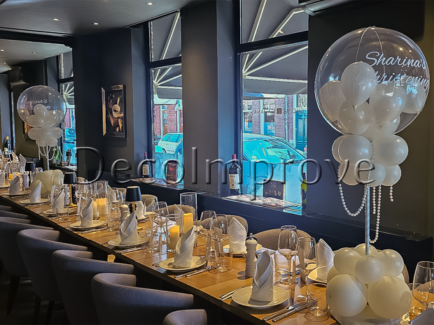 Tafelsetting Medium – Parel | Luxe witte tafeldecoratie met pareldetails & balloncentrepieces