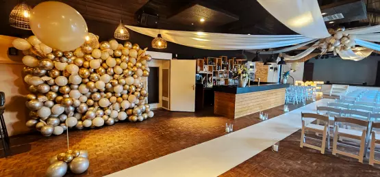 Zaaloverzicht ballonnenwand