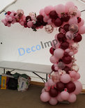 Organic Maroon Driekwart Ballonnenboog met Bloemen