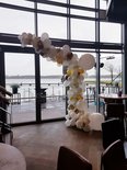Organic Wit en Goud Driekwart Ballonnenboog met Gipskruid