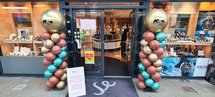 Ballonnenpilaar Standaard Terracotta, Chroom Goud en Chroom Groen met Gepersonaliseerde Tekst op Topballon