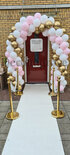 Ballonnenboog Enkeldeurs Chroom goud, Roze en Wit inclusief Afzetpaaltjes en Loper