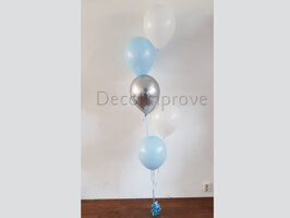 Trosje met 4 Standaard en 1 Chroom Kleur Heliumballonnen Boeket en Folie Ballon Gewicht