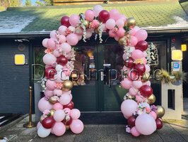 Ballonnenboog Organic Maroon, Wit, Roze en Goud met Bloemen