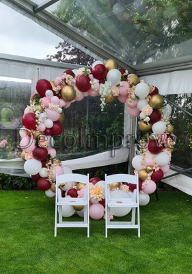 Roze, Maroon en Wit Organic met Bloemen Cirkel Ballonnenboog
