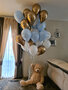 Teddybeer Groot met Chroom Goud, Wit en Pastel Blauw Helium Tros Ballonnenboeket